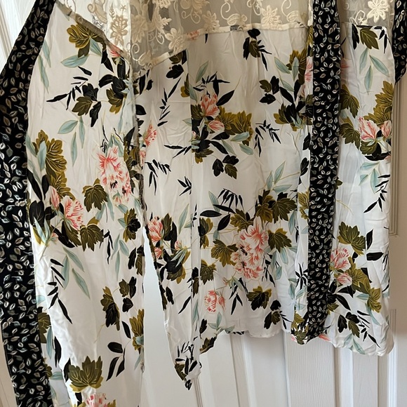 Floral and Lace Kimono Style Robe - Picture 6 of 6